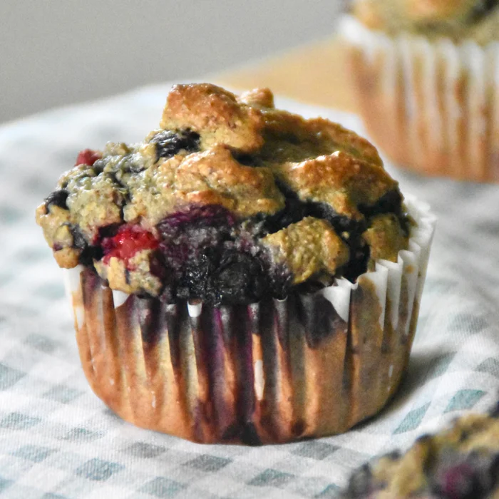 Healthy Blender Oatmeal Berry Muffin (No Sugar, Gluten-Free)